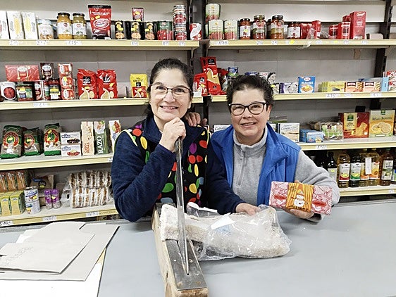 La tienda de alimentación El Barato echa el cierre hoy tras más de 75 años por la jubilación de sus dueñas