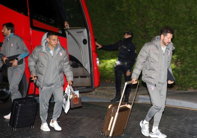 Llegada del bus del Atlético de Madrid al Hotel V Centenario. A la derecha, Simeone.