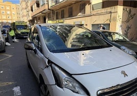 El coche involucrado en el atropello con un ambulancia detrás.