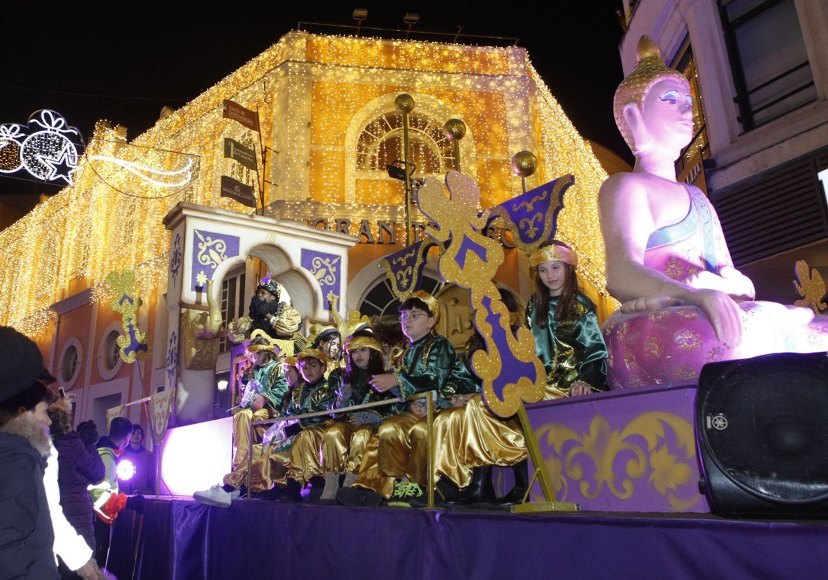 La última cabalgata de Reyes a su paso por el Gran Teatro.