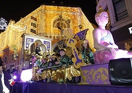 La última cabalgata de Reyes a su paso por el Gran Teatro.