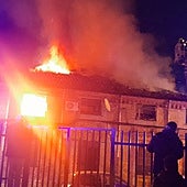 Los técnicos examinan el estado de las viviendas del edificio incendiado en Navalmoral