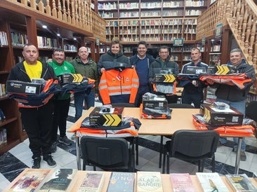 Momento de la entrega de uniformes.