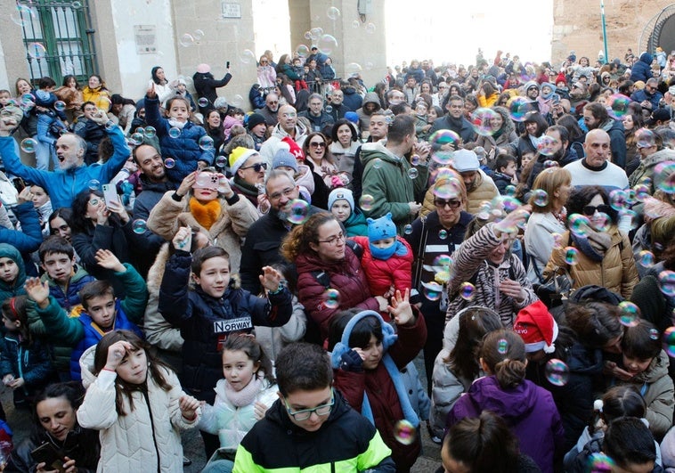 Momento de la celebración del nuevo año, tras las campanadas, este martes en el Foro de los Balbos de Cáceres con pompas de jabón.