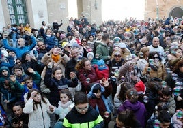 Momento de la celebración del nuevo año, tras las campanadas, este martes en el Foro de los Balbos de Cáceres con pompas de jabón.