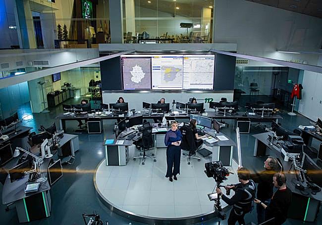 Un momento de la grabación del mensaje navideño en la sede del 112 Extremadura en Mérida.