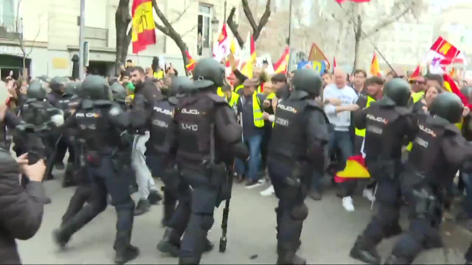 Momentos de tensión y cargas policiales en la manifestación de agricultores en Madrid