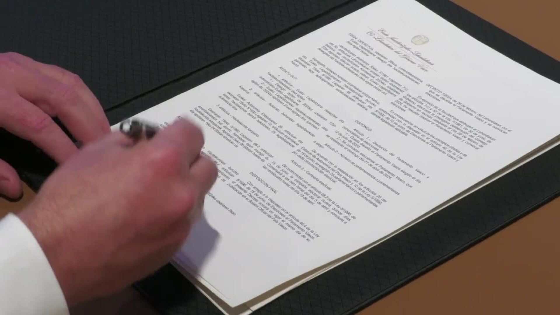 El Lehendakari firma el decreto por el que se disuelve el Parlamento