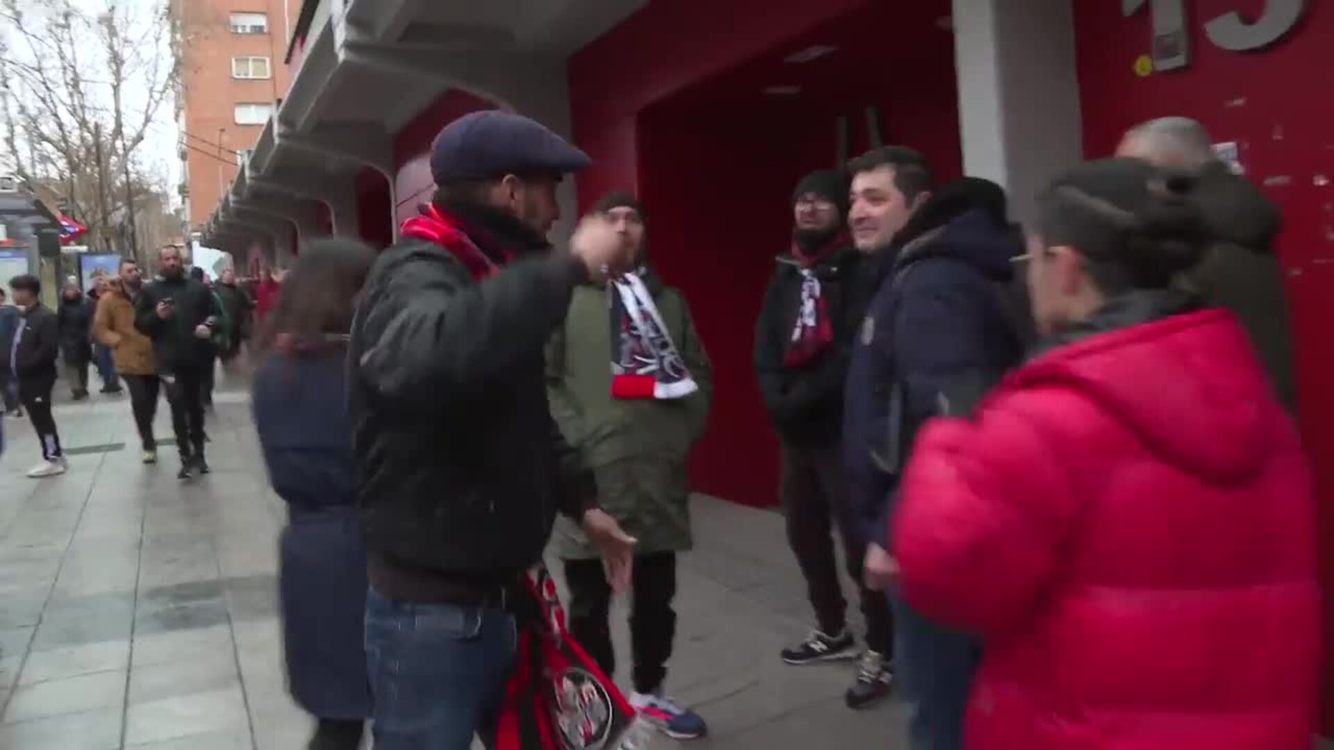 Una cadena humana de más de 300 personas rodea el Estadio del Rayo para defender que se quede