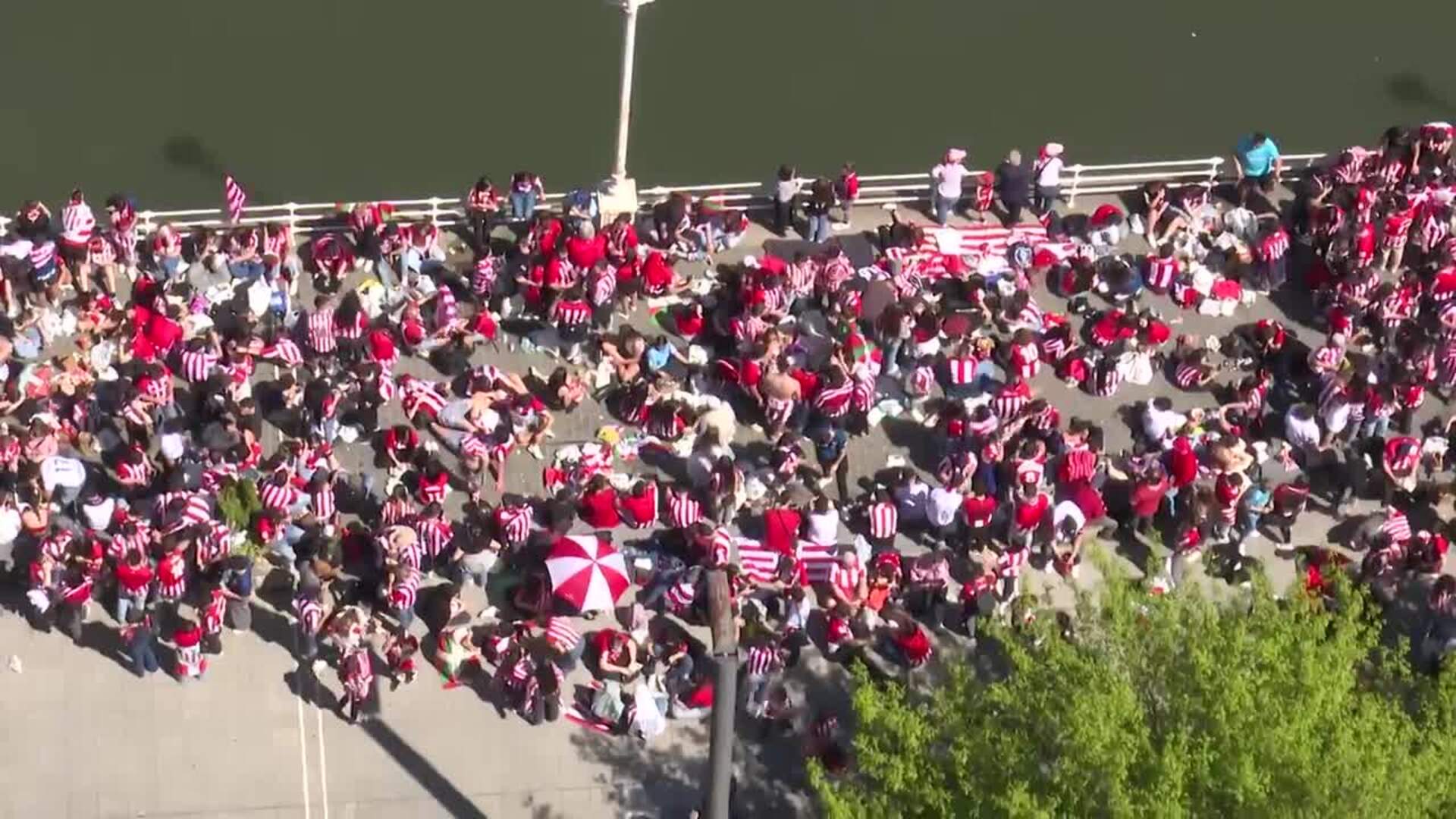 Miles de aficionados aguardan horas antes la llegada de la gabarra