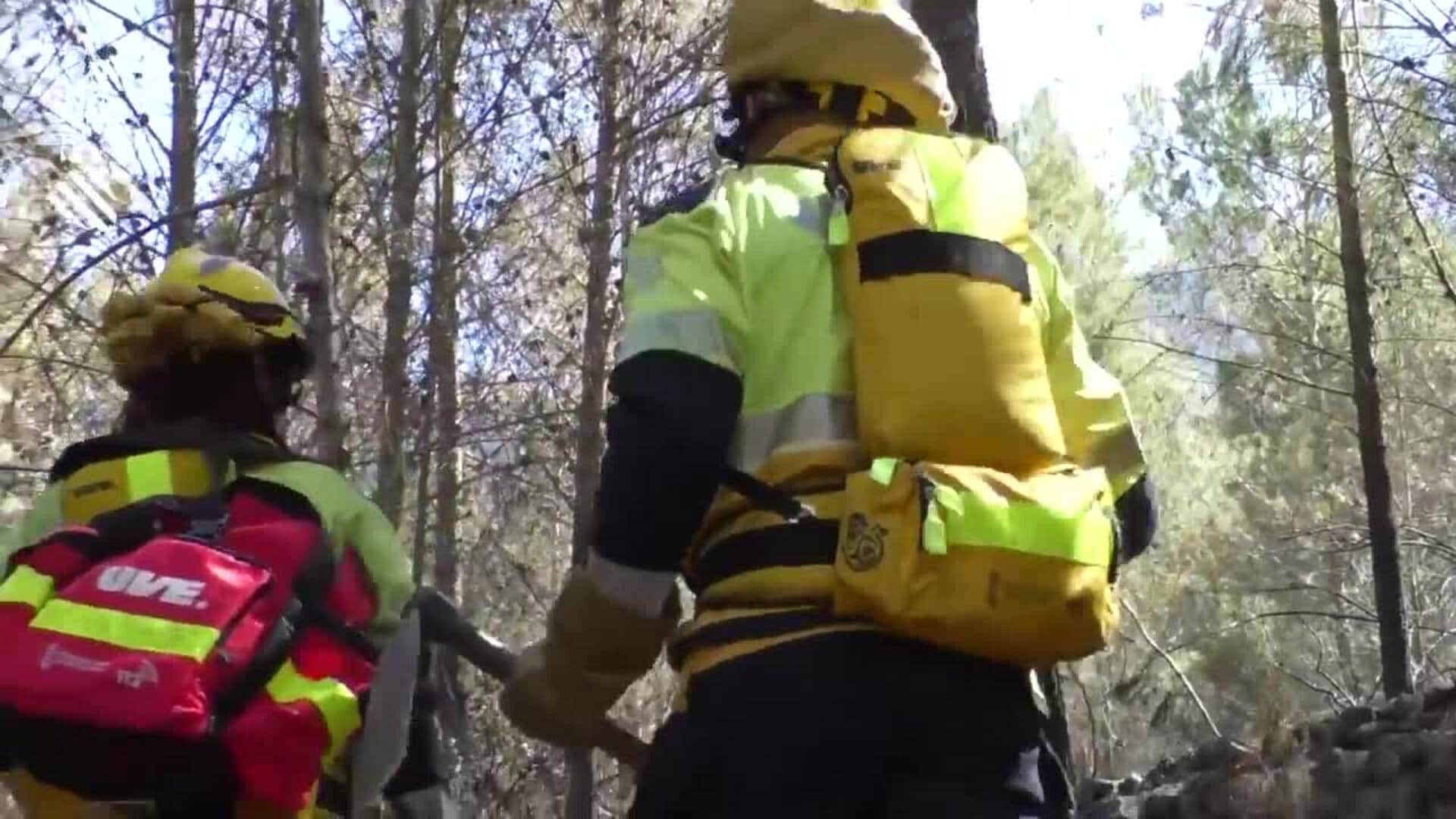 Bomberos trabajan en evitar rebrotes en el incendio de Tàrbena ante posibles cambios de viento