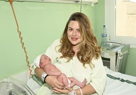 Imagen de Marco Antonio, primer bebé de Extremadura en 2025, con su madre.