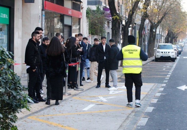 Cola para coger un taxi en la avenida de Alemania regulada por un coordinador.