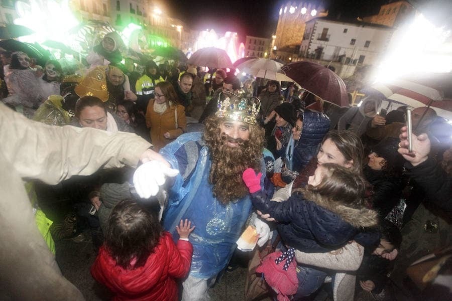 La lluvia ya ha sido protagonista del día de las cabalgatas en años anteriores. En la imagen, paraguas en desfile real de Cáceres en 2018.