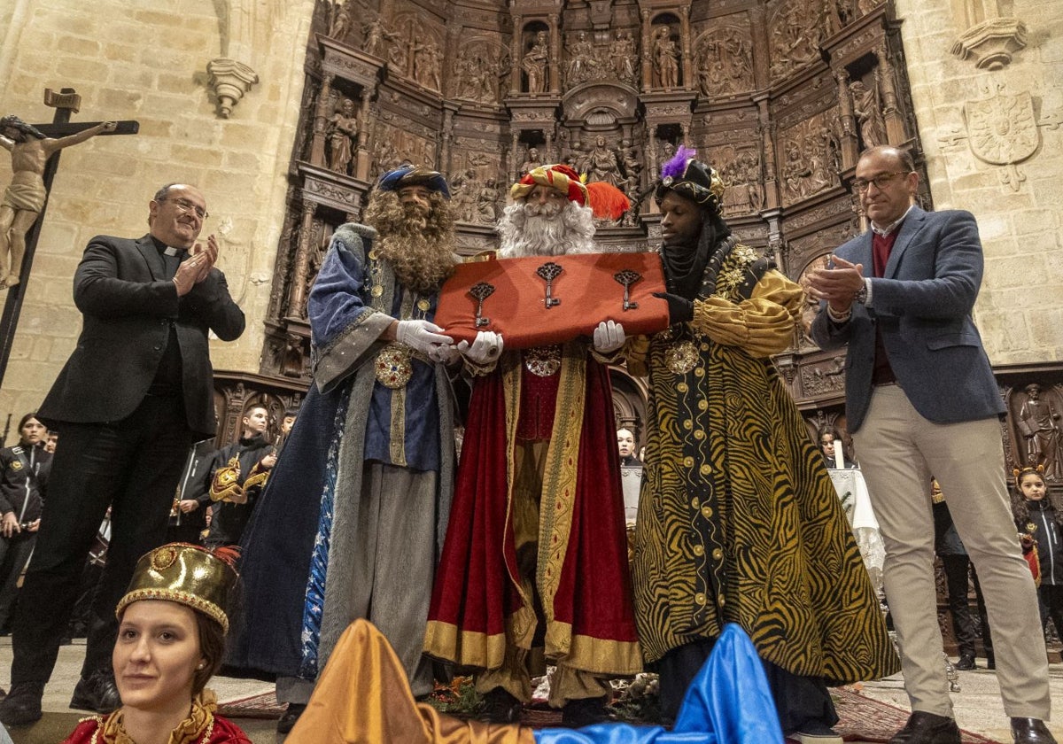 Melchor, Gaspar y Baltasar en la Concatedral de Santa María junto al obispo y al alcalde de Cáceres.