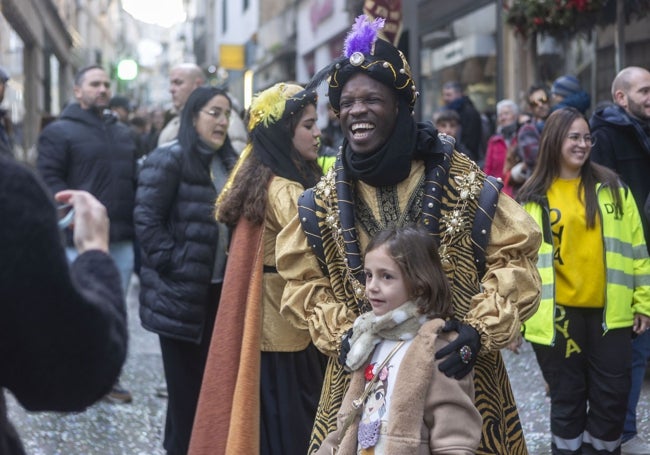 Baltasar se fotografía junto a una niña de camino a la Concatedral de Santa María.