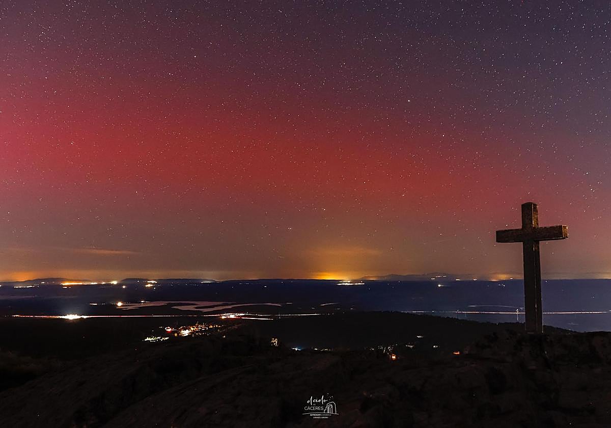 Foto de la aurora boreal captada desde el risco de Sierra de Fuentes (Cáceres).