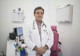 Evelio Robles, presidente del colegio de Médicos de Cáceres, en su consulta del SES.