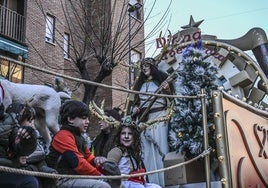 Carroza de Fedexcaza en la cabalgata de 2024 de Badajoz.