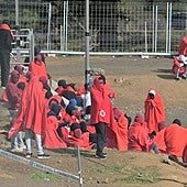Migrantes llegados a la isla de El Hierro a bordo de diferentes cayucos el pasado 29 de diciembre.