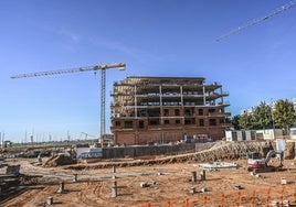 Obra de construcción de viviendas en la avenida de Elvas de Badajoz.