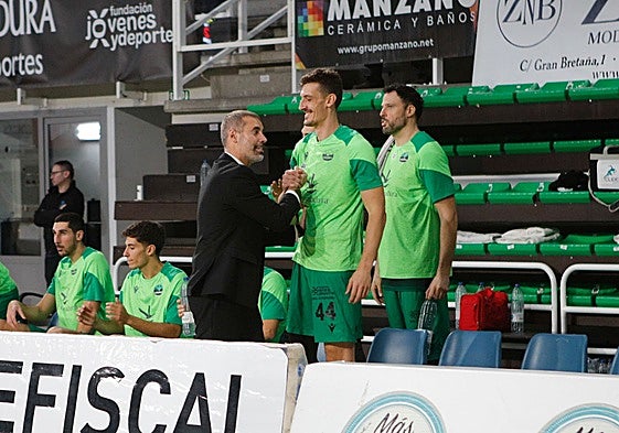 Adrià Alonso felicita a sus jugadores tras una victoria del Cáceres en el Multiusos.