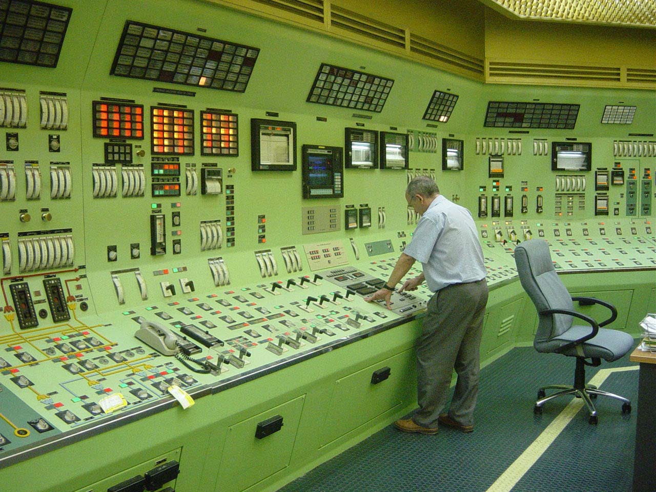 Sala de control, el lugar desde el que se controlan todos los parámetros de funcionamiento de la planta extremeña.