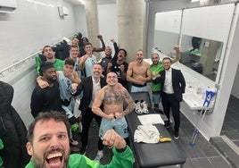 Los jugadores del Cáceres celebran la victoria en el vestuario.