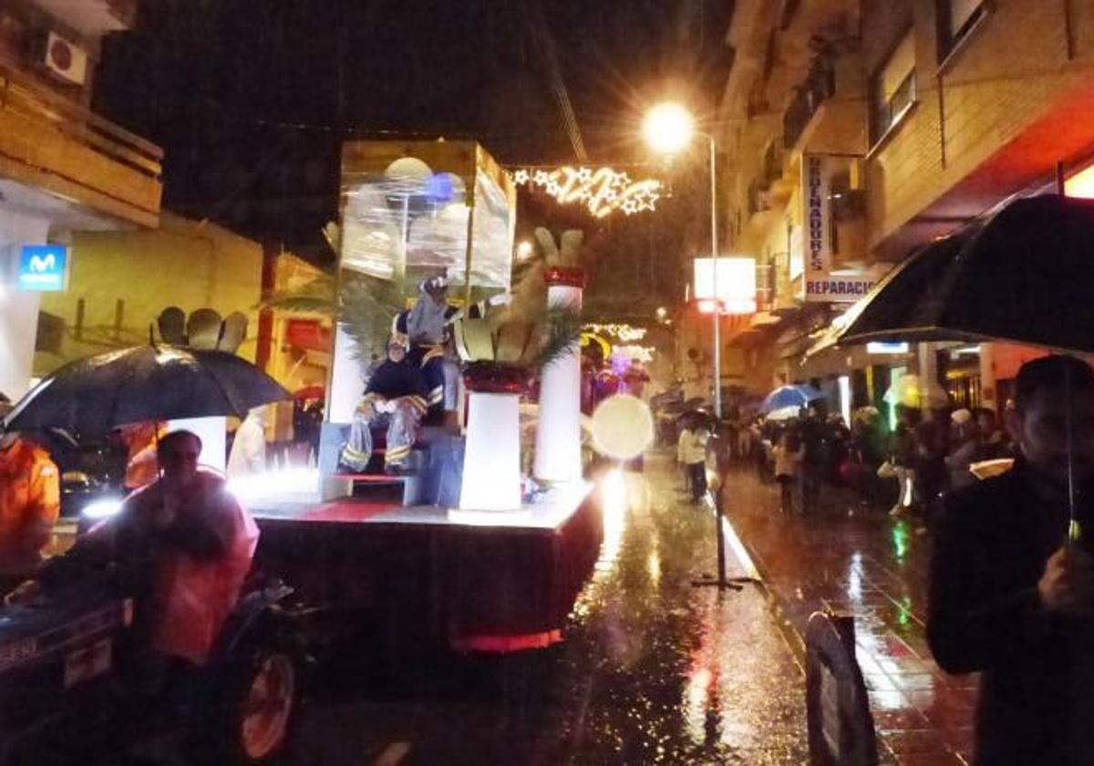 Foto de archivo de una cabalgata de Reyes un día de lluvia.