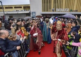 Los Reyes Magos llegarón a Badajoz en 2018 rodeados de chubasqueros y paraguas.