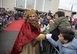 Melchor saluda a los niños a las puertas de la estación de tren de Badajoz.