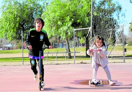 Ashar Alves juega con su patinete nuevo junto a su hermana en las pistas del parque del río, junto al skate park.