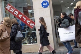 La calle Menacho en la mañana de este martes en el primer día de rebajas.