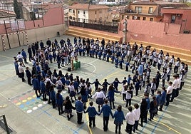 Los niños del MadreMatilde, en un actoen el patio del colegioeste curso.