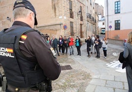 Protesta ante el Ayuntamiento para defender la okupación de la nave de la Ribera del Marco.