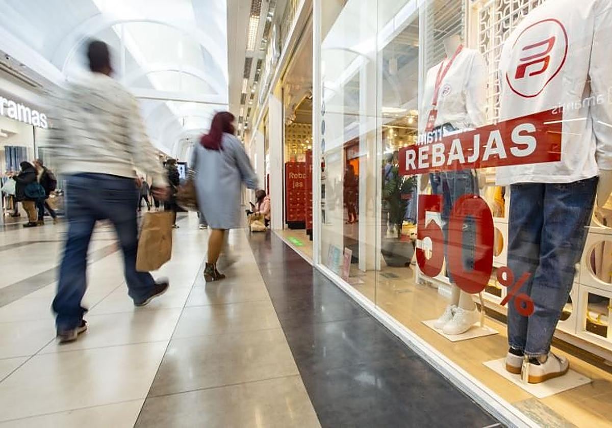 Rebajas de invierno en el centro comercial Ruta de la Plata.