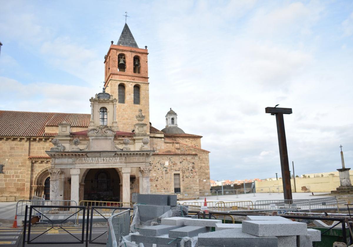 Dos vasijas menos. En la fachada se observa la vasija derecha sobre el tejado y no la izquierda, fue una de las que perdió.