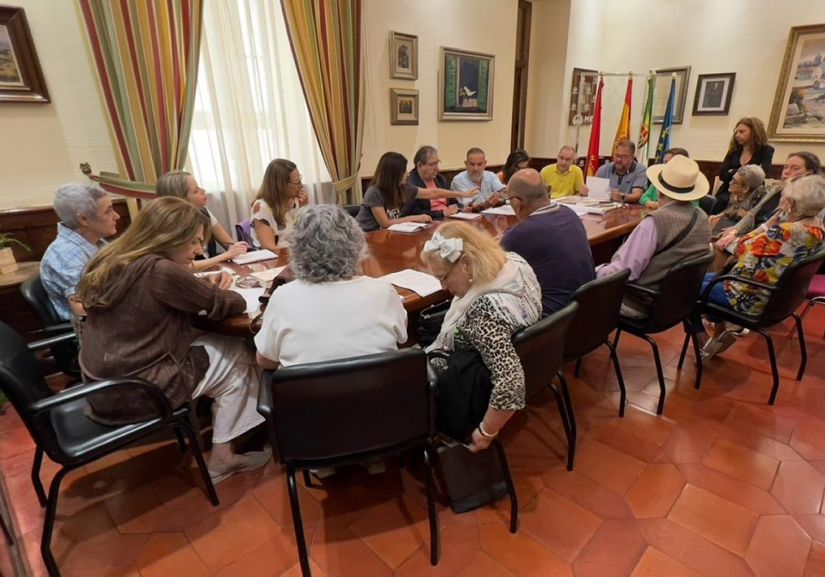 Consejo de mayores de Mérida reunidos con el alcalde.