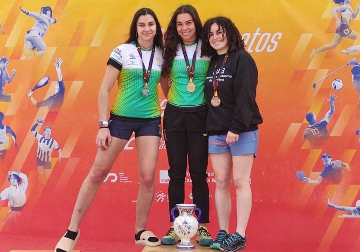 Paula Traverso en lo alto del podio de escalada en el Campeonato de España Universitario.