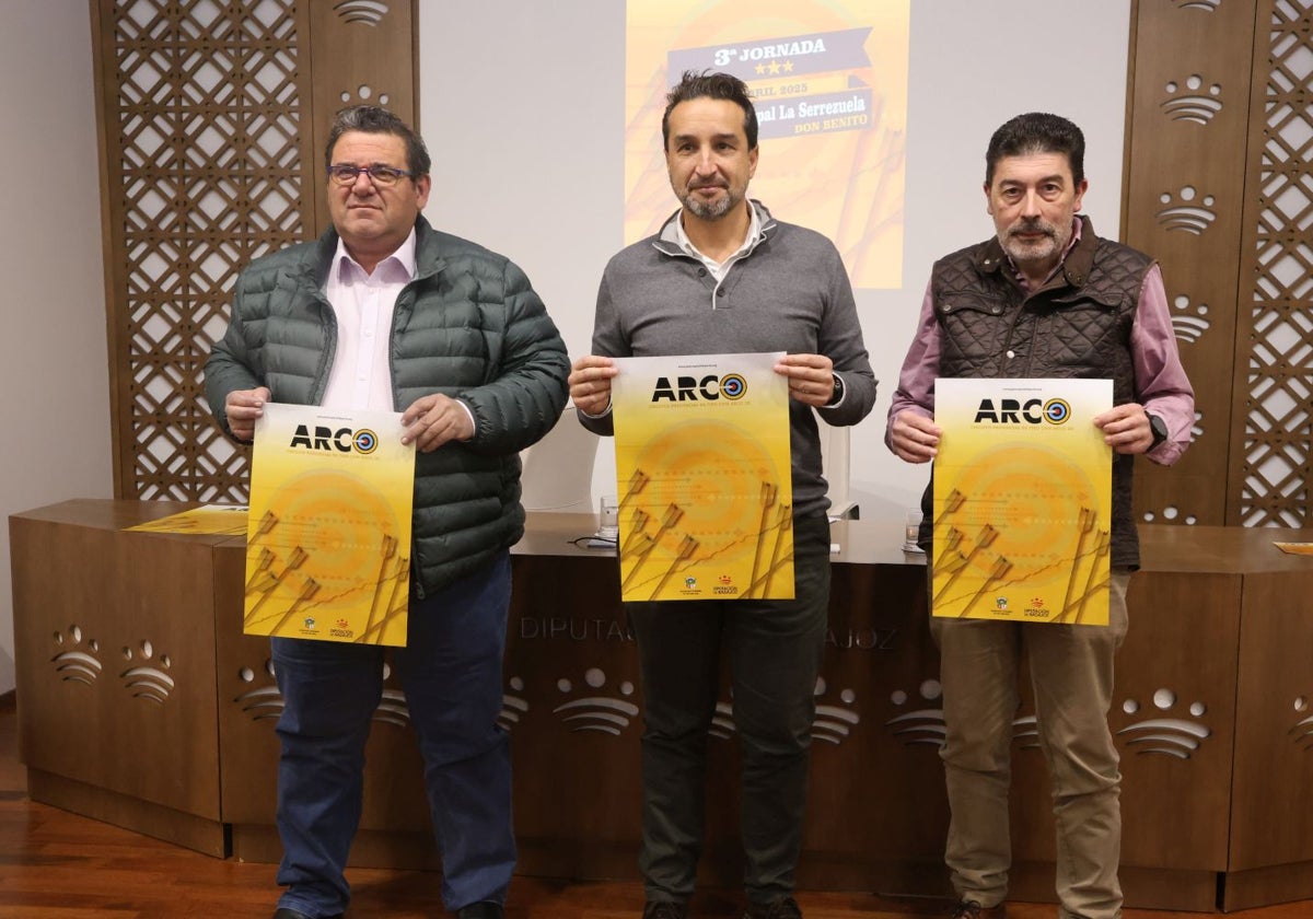 Manuel Díaz, Ricardo Cabezas y Álvaro Rosa durante la presentación del primer Circuito Provincial de Tiro con Arco.