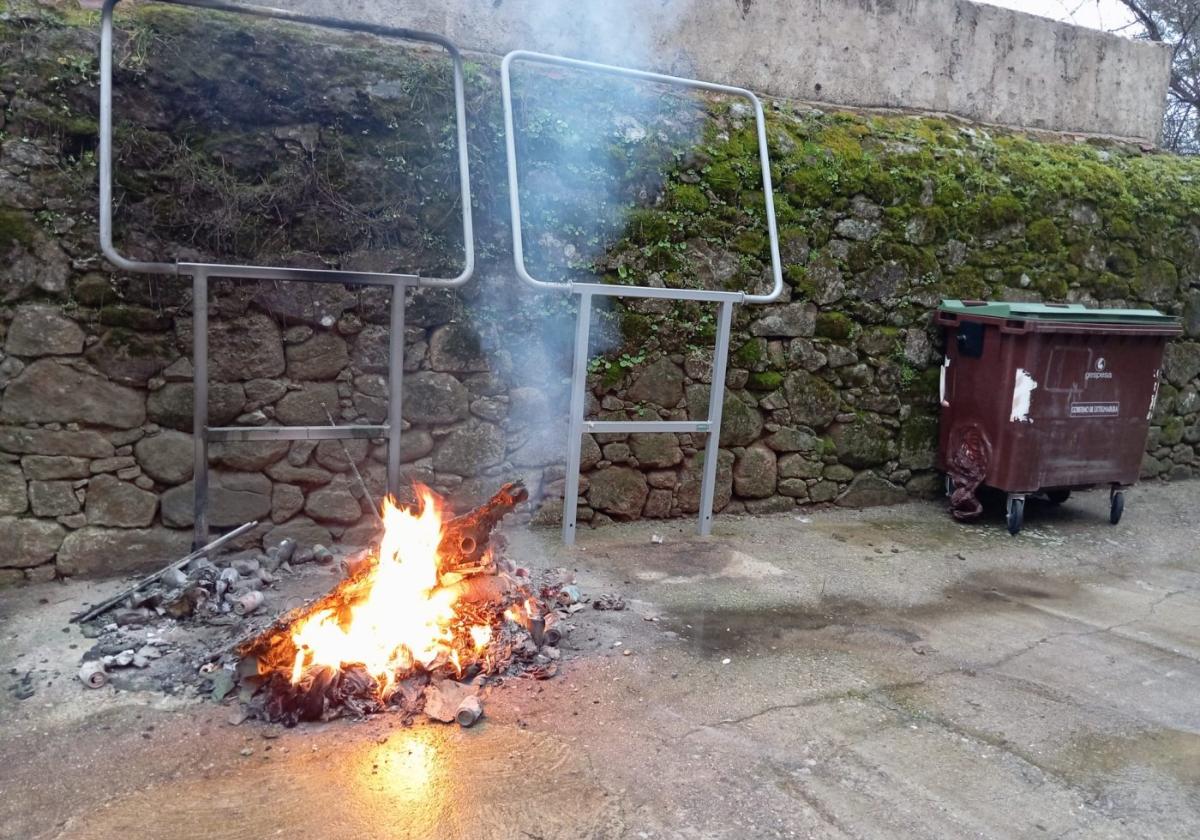 Restos del fuego de uno de los contenedores, ayer.