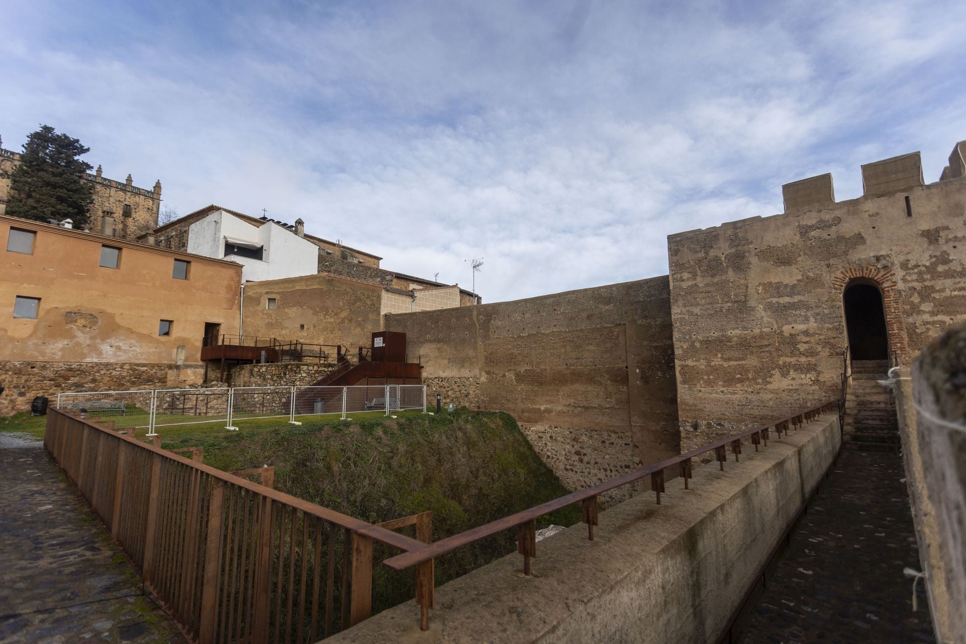 Al fondo, los inmuebles por los que se accede al Baluarte.