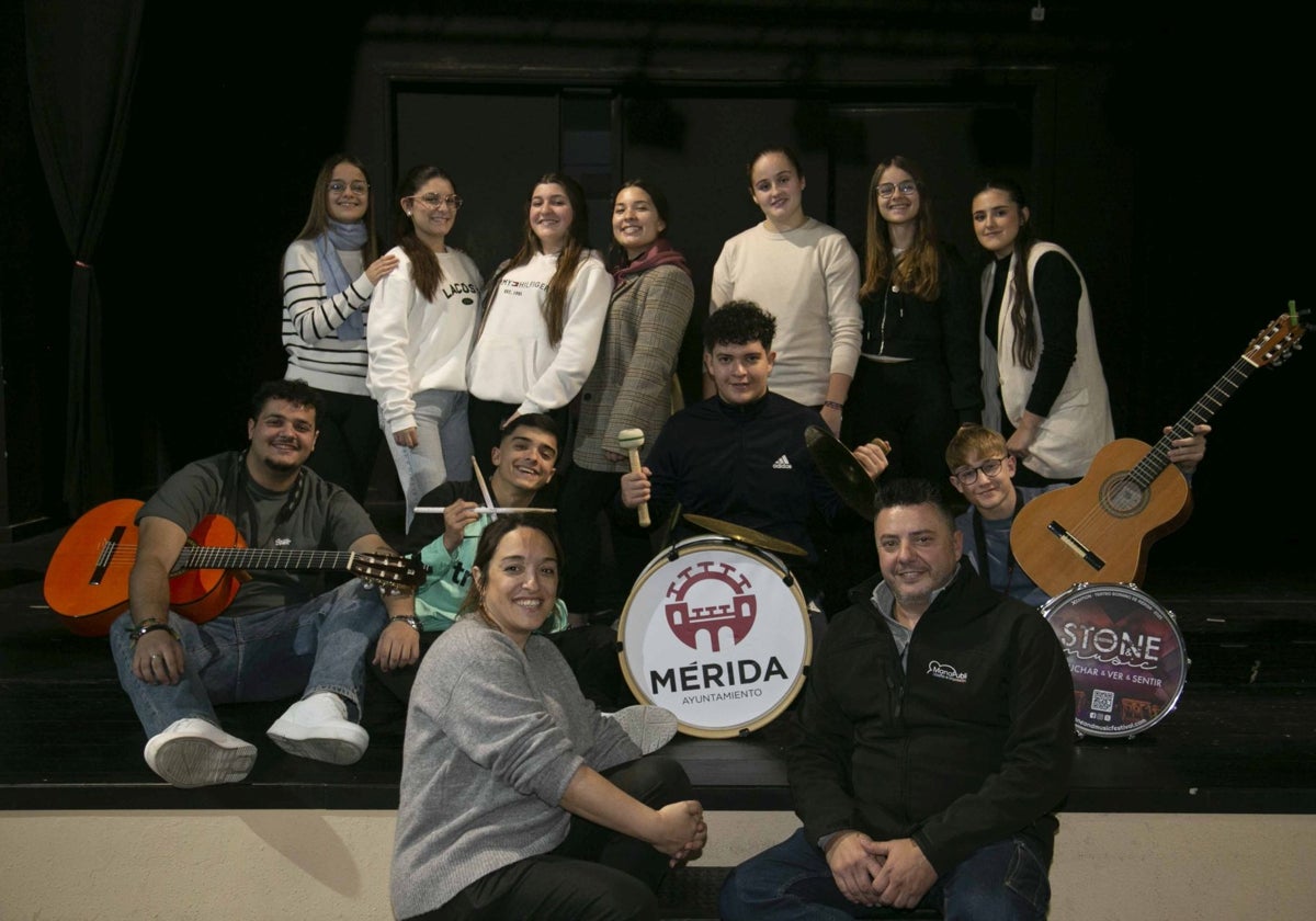 May Álvarez y Francisco Ardila, los directores, junto a los chicos de Mi comparsón.