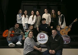 May Álvarez y Francisco Ardila, los directores, junto a los chicos de Mi comparsón.