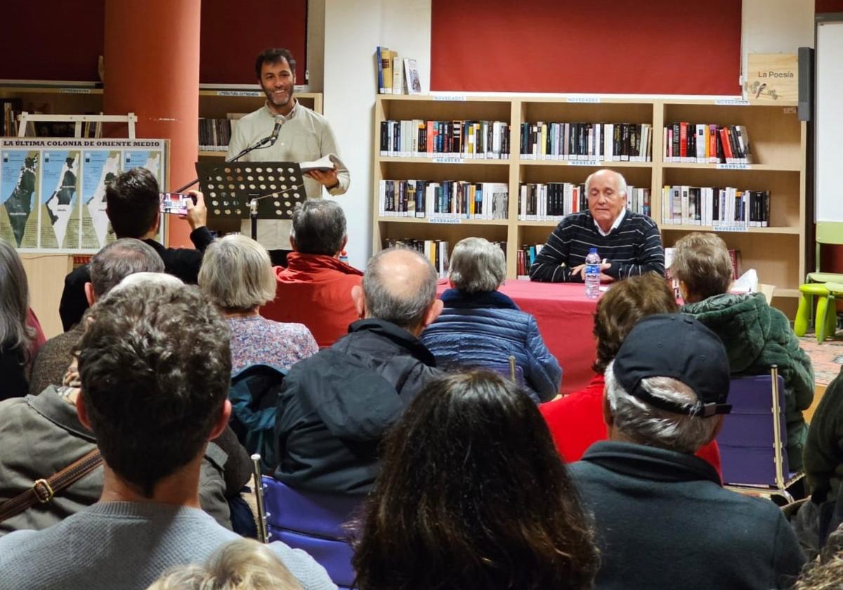 Acto en la biblioteca.