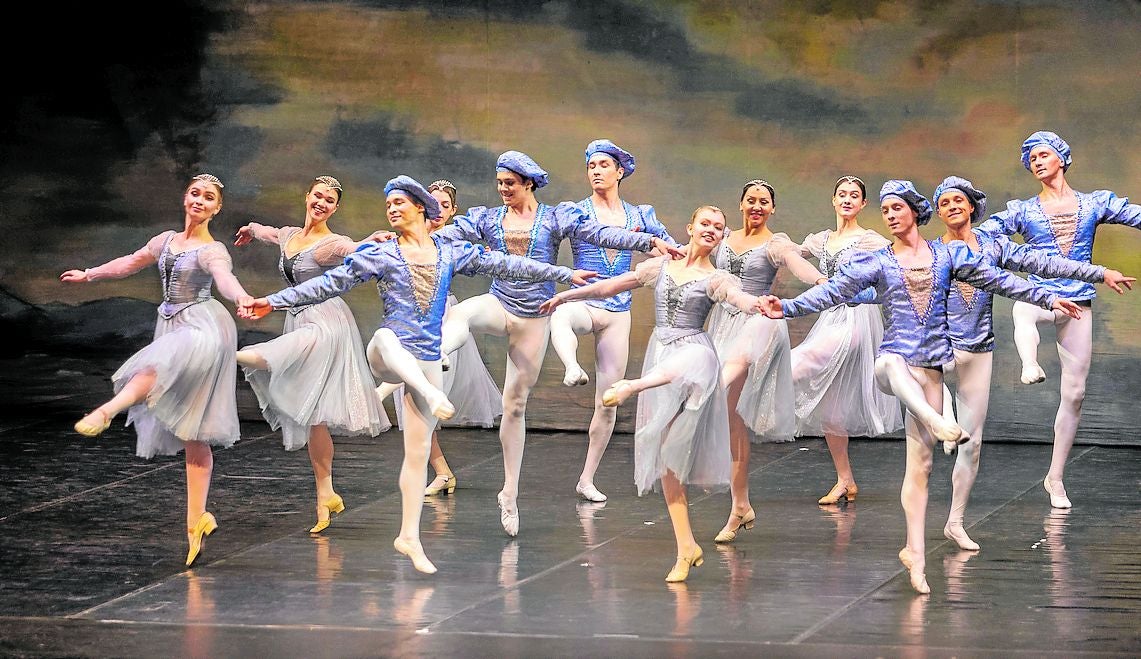 El Tchaikovsky National Ballet ofreció en Cáceres 'El lago de los cisnes'