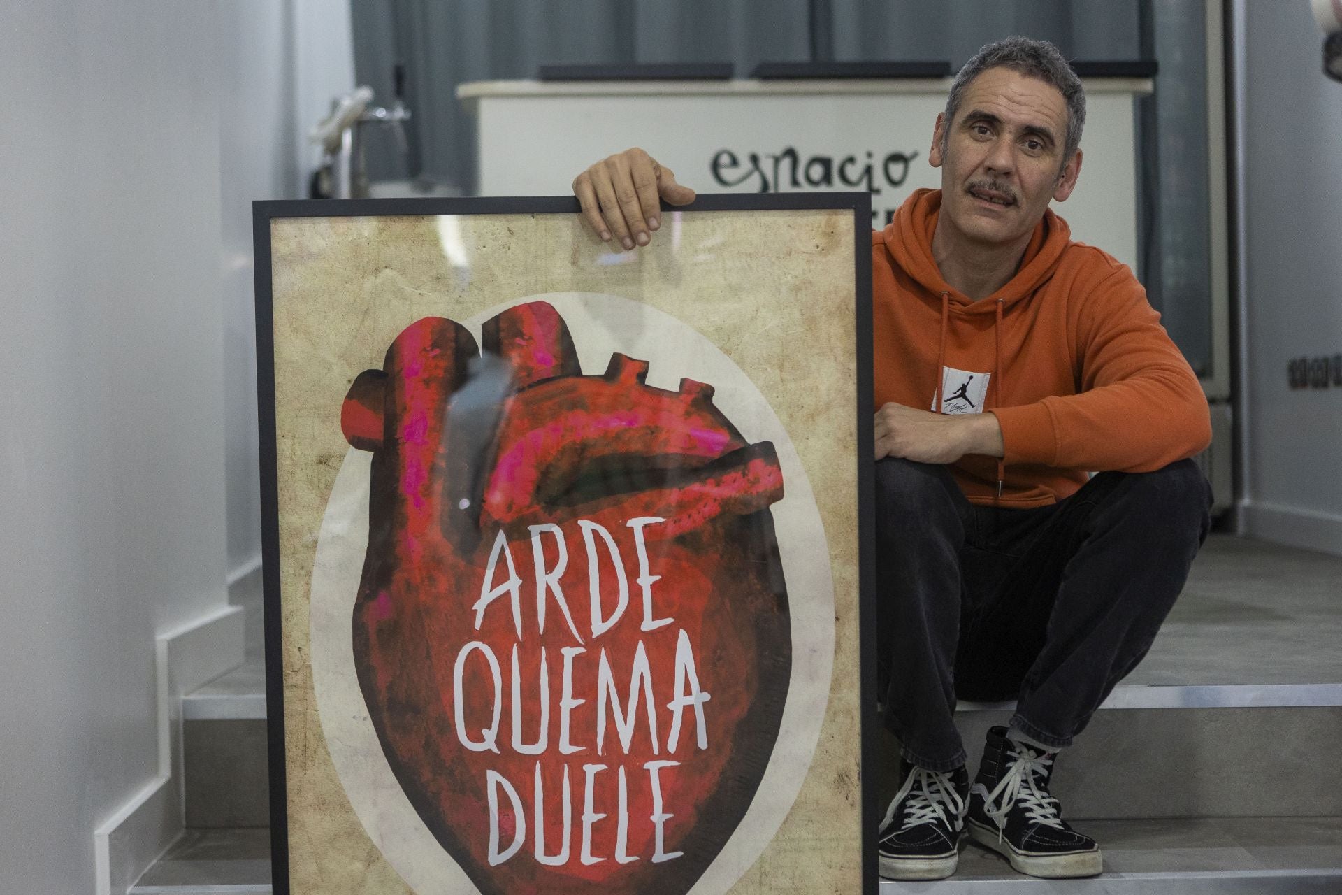 Chico Salvaje expone 'Arde, quema, duele' en la sala Belleartes.