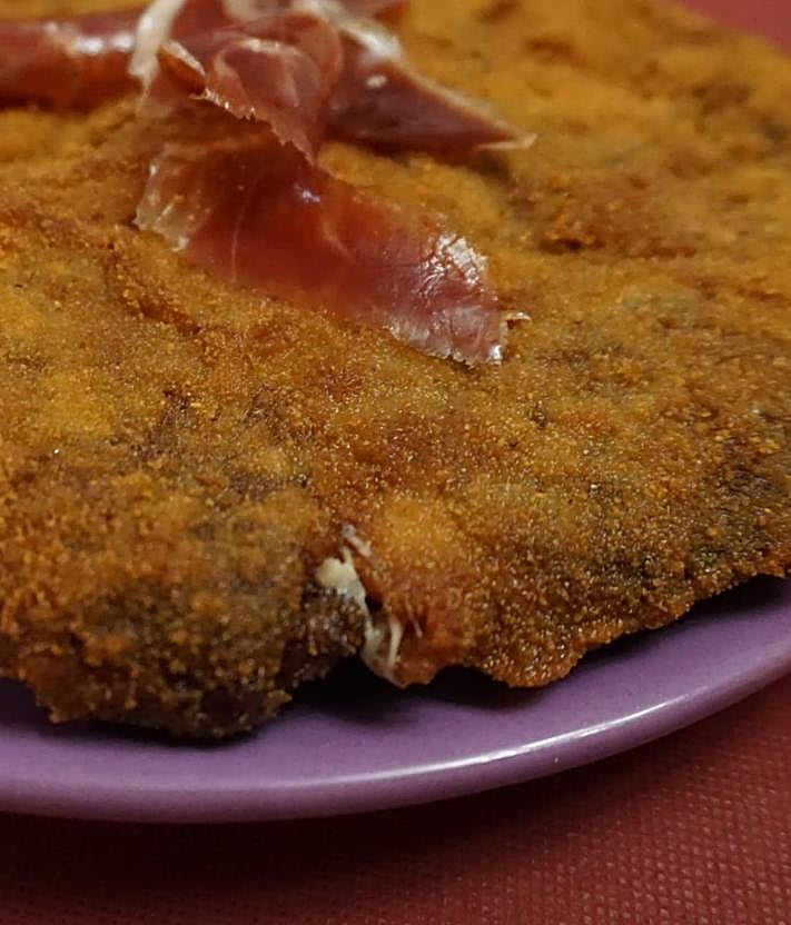 Imagen secundaria 2 - No tiene carta porque elabora cocina de mercado con lo que compra cada día, pero el cachopo y sus croquetas ya han conquistado corazones.
