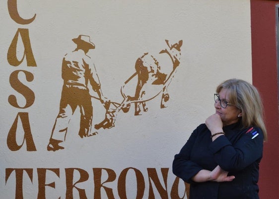 La imagen del tío Pedro, conocido como 'Terrón' arando es toda una declaración de intenciones. Era el padre de Maribel, que posa orgullosa junto al emblema.