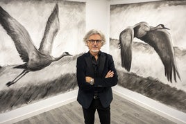 El artista Antonio Barrero con dos de sus obras de la exposición.